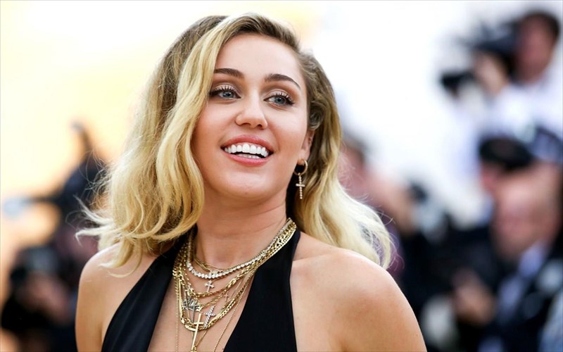 ti-gureuei-i-miley-cyrus-sta-gurismata-tou-black-mirror-miley-cyrus-sta-gurismata-tou-black-mirror