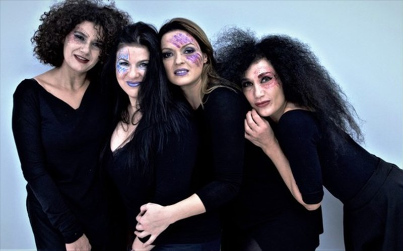 olo-spiti-krebati-ki-ekklisia-sto-theatro-aulaia