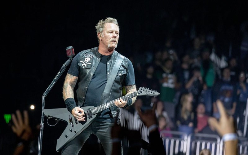 oi-metallica-stirizoun-tous-puropliktous-tis-kalifornia