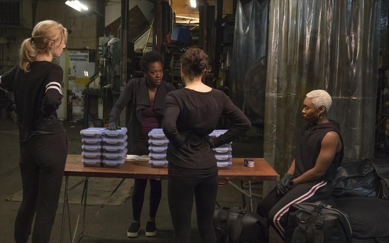 o-steve-mcqueen-sunanta-tin-gillian-flynn-kai-to-apotelesma-einai-ena-pathiasmeno-thriler-me-fonto-to-sikago