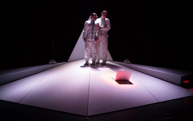 duo-theoi-o-kosmos-katastrefetai-se-tesseris-prakseis-sto-theatro-roes