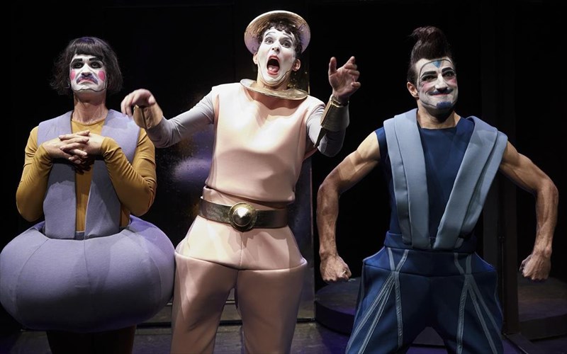 i-komodia-ton-pareksigiseon-mperdemata-kai-deuteroi-eautoi-sto-theatro-basilakou