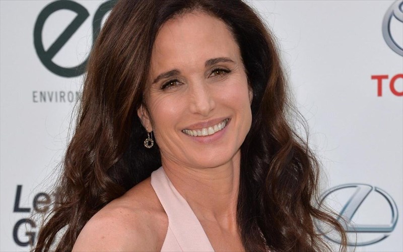 i-andie-macdowell-tha-emfanistei-sto-tileoptiko-reboot-tou-tesseris-gamoi-kai-mia-kideia