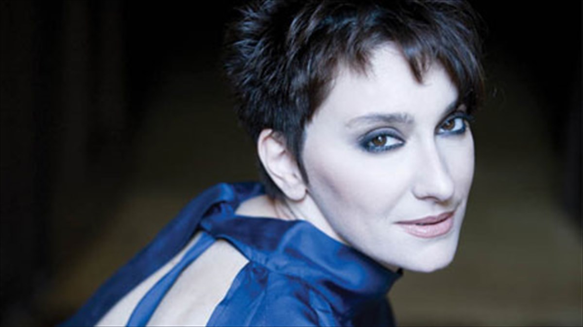 afieroma-sti-shirley-bassey-kai-ton-James-bond-apo-tin-iro