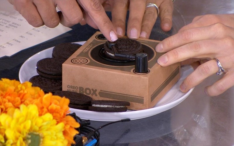 ena-pikap-paizei-mousiki-apo-mpiskota