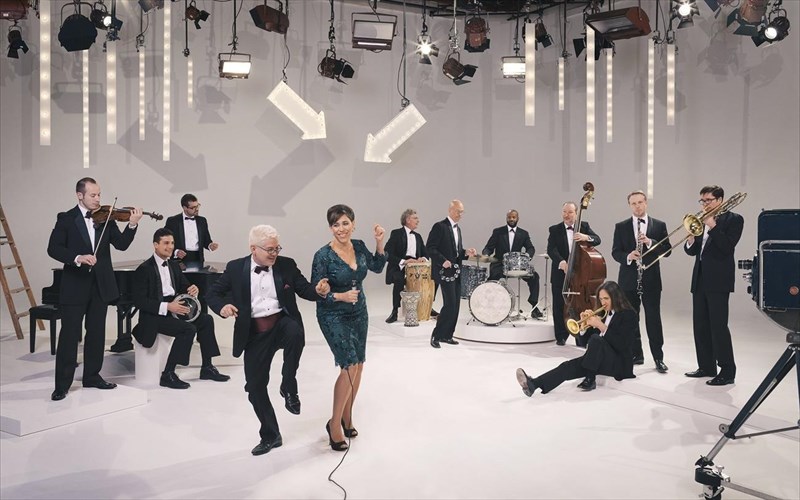 mpainoume-gia-ta-kala-sto-pneuma-ton-xristougennon-me-tous-pink-martini-live