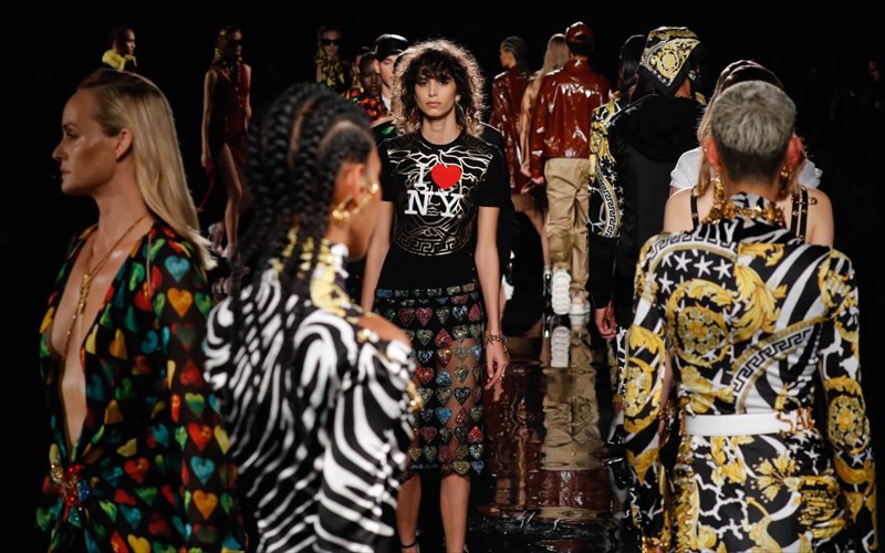 ti-gureuei-i-donatella-sti-nea-yorki-donatella-sti-nea-yorki