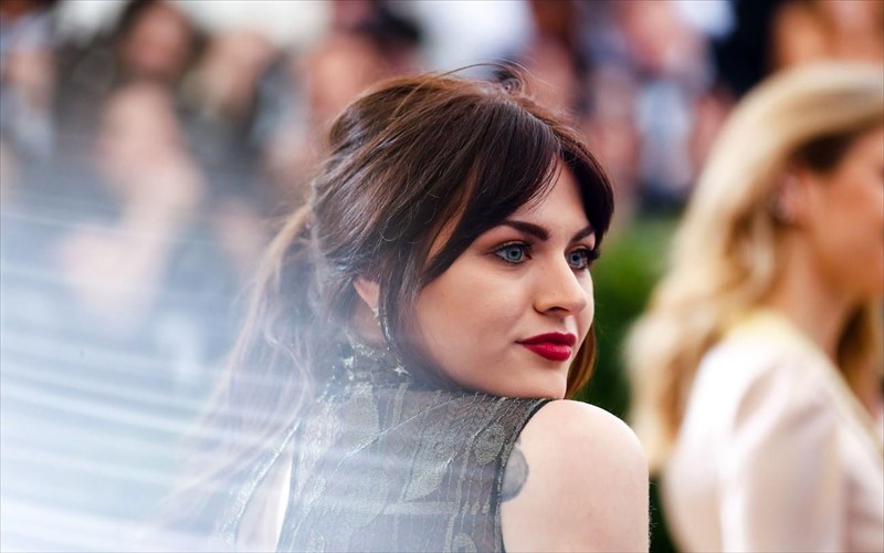 to-neo-tragoudi-tis-frances-bean-cobain-einai-sugkinitiko