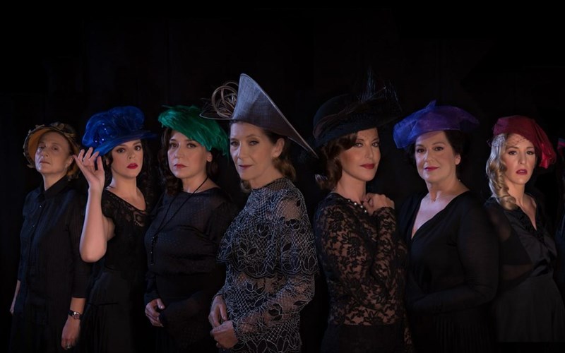 8-gunaikes-katigorountai-sto-theatro-argo