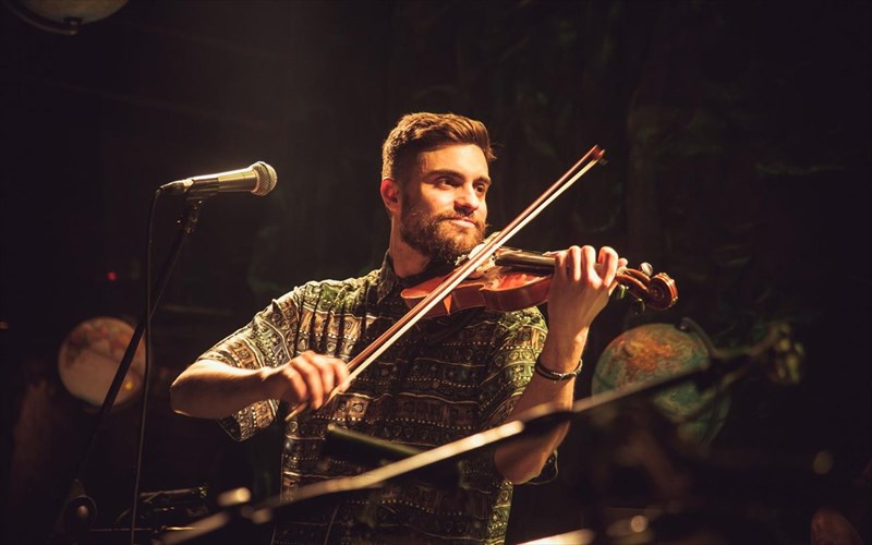 panagiotis-lampouras-grafo-mousiki-gia-ola-auta-pou-kanoun-tous-anthropous-na-enonontai-mesa-stous-aiones