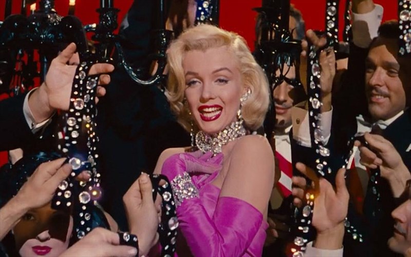 giati-to-kokkino-tha-einai-ntemonte-ta-fetina-xristougenna