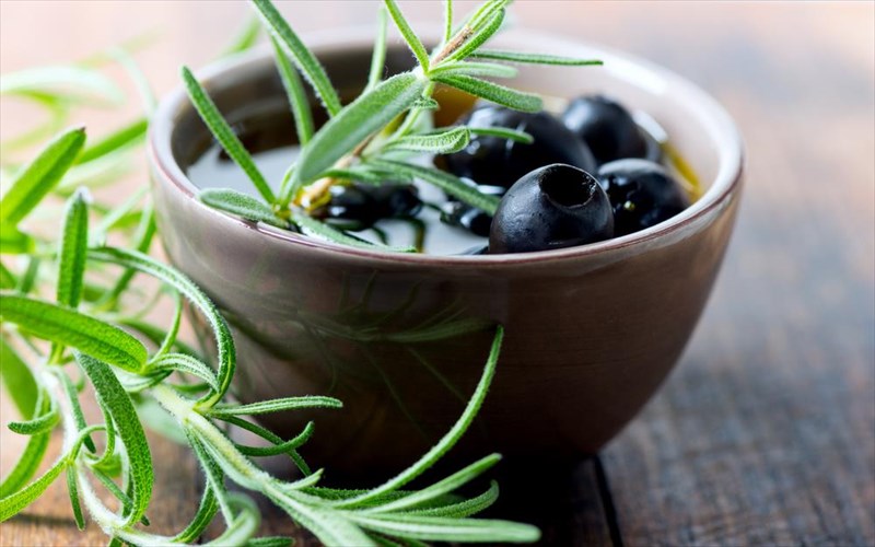 geuseis-kath-odon-to-xristougenniatiko-festibal-pou-mas-fernei-ellada-kai-mesogeio-sto-piato