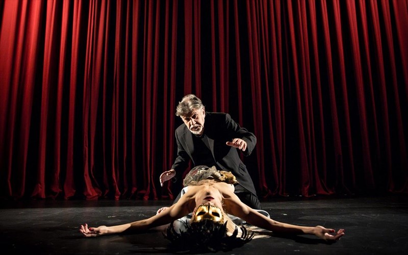 to-matia-ermitika-kleista-tou-stanlei-kioumprik-anebainei-sto-theatro