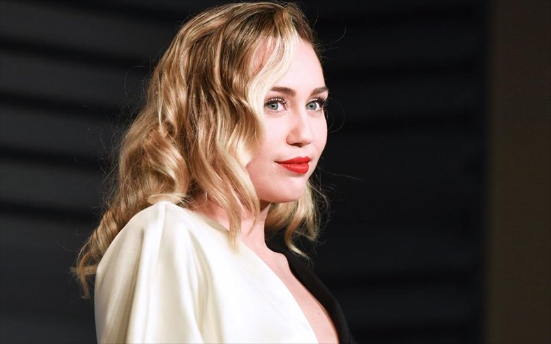 epibebaiothike-i-summetoxi-tis-miley-cyrus-ston-pempto-kuklo-tou-black-mirror-summetoxi-tis-miley-cyrus-ston-pempto-kuklo-tou-black-mirror