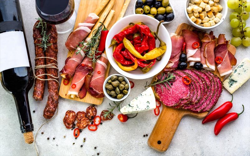 tapas-kai-ispanika-krasia-pos-sunduazontai-gia-ena-teleio-geuma