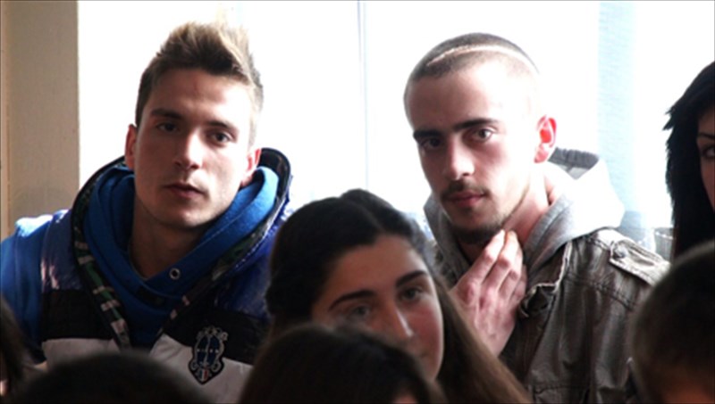 oi-neonazi-kai-to-olokautoma-tis-mnimis