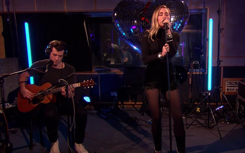 miley-cyrus-kai-mark-ronson-diaskeuazoun-to-no-tears-left-to-cry