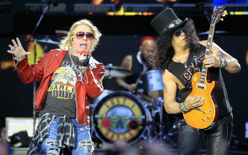 oi-guns-n-roses-etoimazoun-neo-almpoum