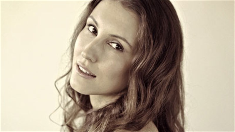 i-xari-antamonei-tin-eugeneia-kai-to-talento-gia-4-bradies-bradies