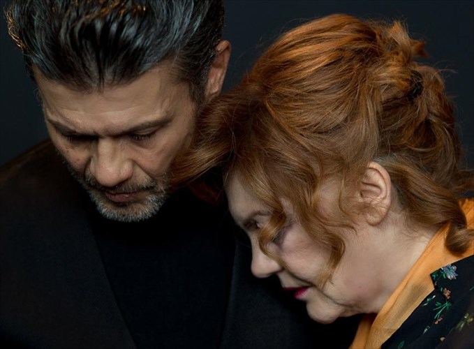 skines-apo-enan-gamo-sto-simeio