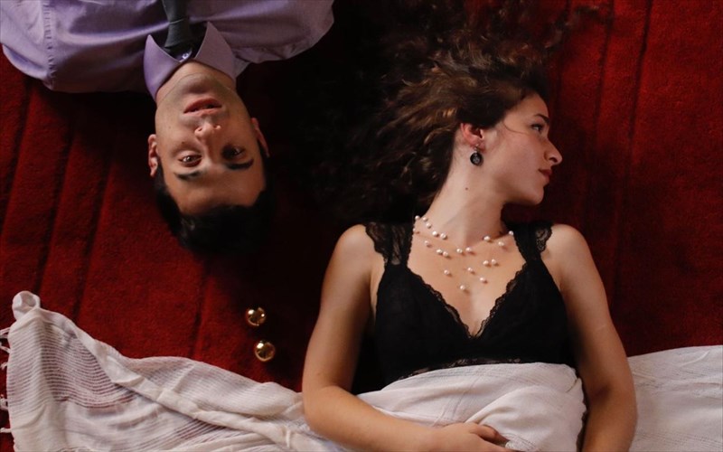 o-erastis-sto-apo-mixanis-theatro