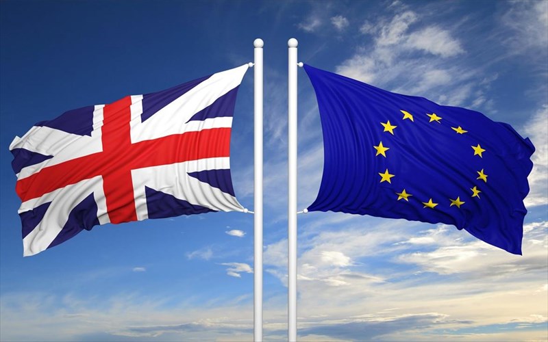 to-brexit-bazei-freno-stis-periodeies-kai-apeilei-tin-mousiki-biomixania