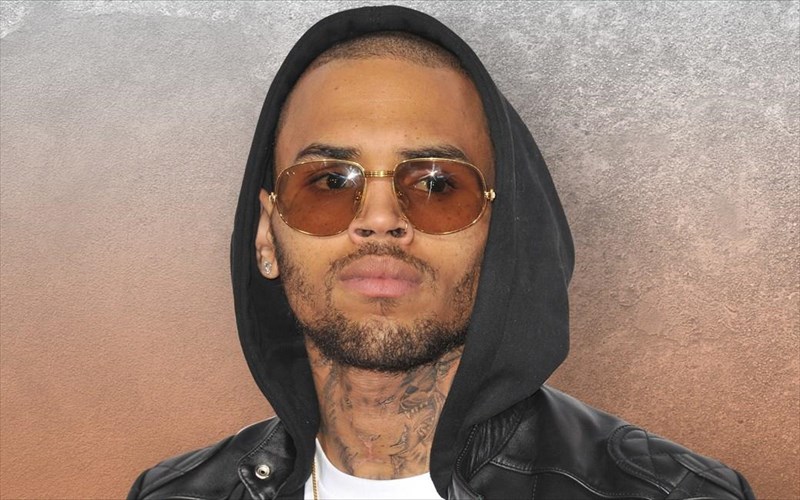 se-mpelades-o-chris-brown-gia-enan-kapoutsino-chris-brown-gia-enan-kapoutsino