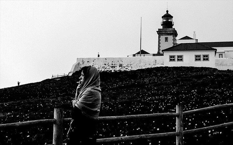 aspromaures-fotografies-apo-olon-ton-kosmo-taksideuoun-stin-blank-wall-gallery