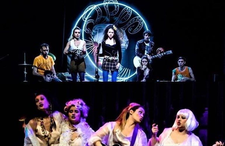 to-proto-doro-tou-theatrou-texnis-gia-ti-nea-xronia