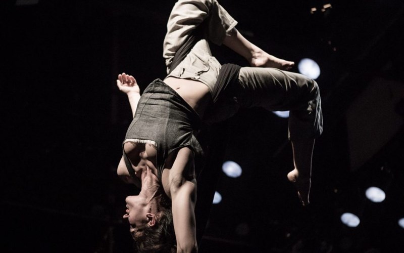 o-erotokritos-ton-xainidon-kai-tis-omadas-ki-omos-kineitai-ksana-stis-roes