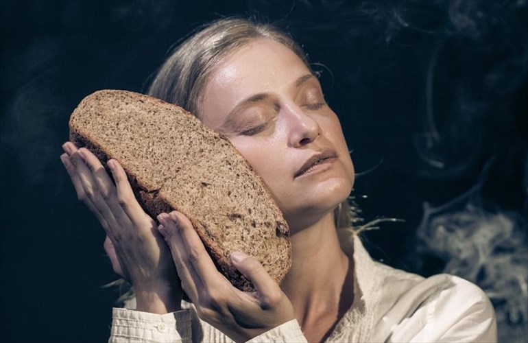 me-to-ena-xeri-kratouse-ton-karagatsi-kai-me-to-allo-to-tsigaro