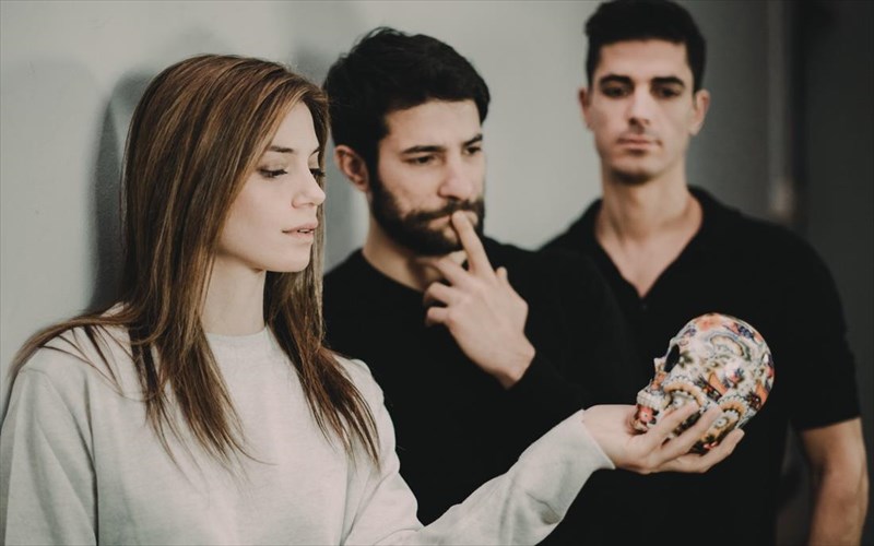 ti-sumbainei-otan-oi-ithopoioi-arxizoun-na-tautizontai-me-ton-rolo-tous