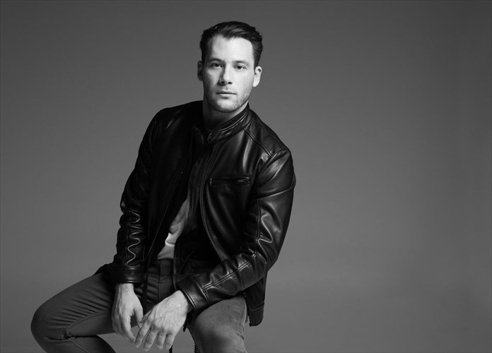 o-petros-filippidis-skinothetei-ton-antinoo-almpani-sto-finistrini