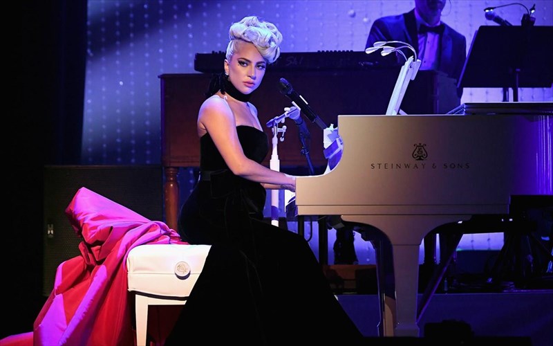 i-tzaz-pleura-tis-lady-gaga-enthousiazei