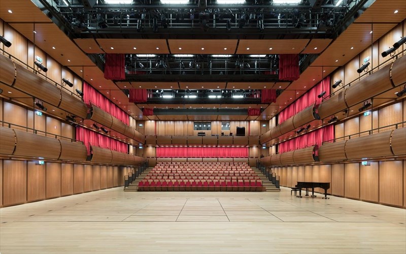 2-nees-akroaseis-apo-tin-enallaktiki-skini-tis-els-nees-akroaseis-apo-tin-enallaktiki-skini-tis-els