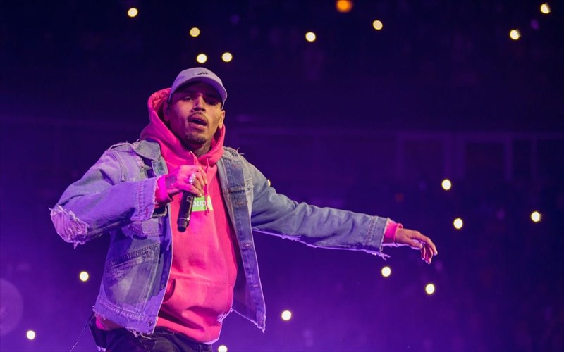 upoptos-gia-biasmo-o-chris-brown-chris-brown