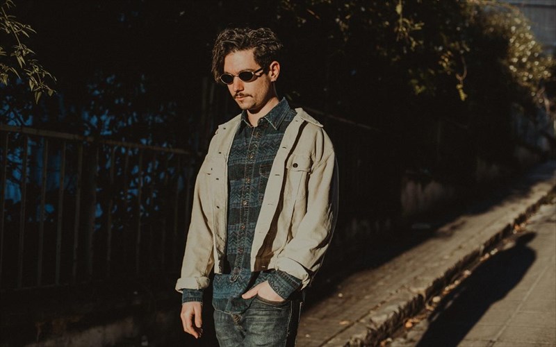 o-pelion-rivers-grafei-mousiki-eno-taksideuei-gia-na-taksideuei-meta-meso-autis