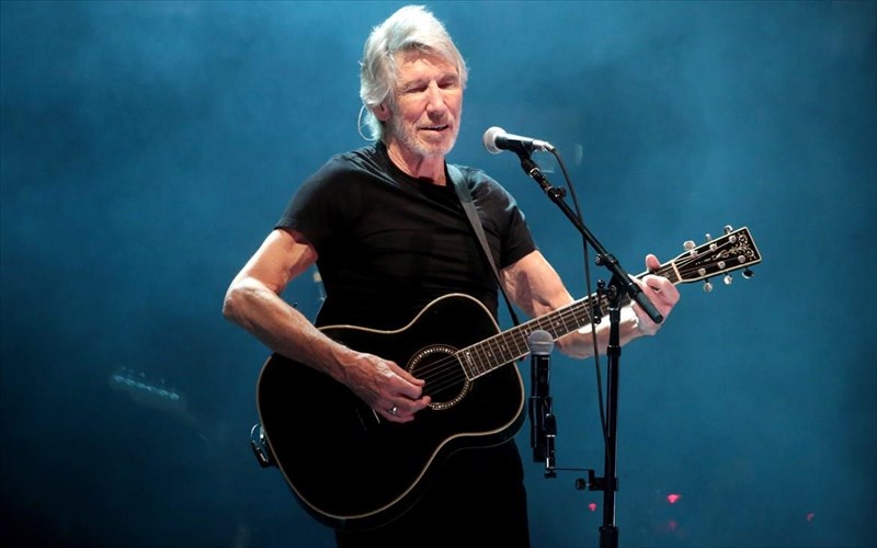 o-roger-waters-xrisimopoiise-to-idiotiko-aeroskafos-tou-gia-na-epanenosei-mia-oikogeneia