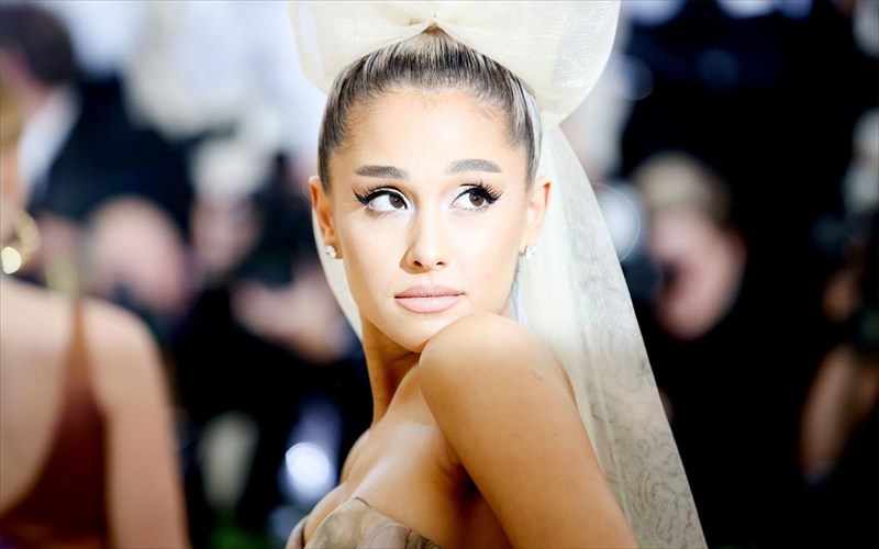 suntoma-erxetai-to-neo-almpoum-tis-ariana-grande