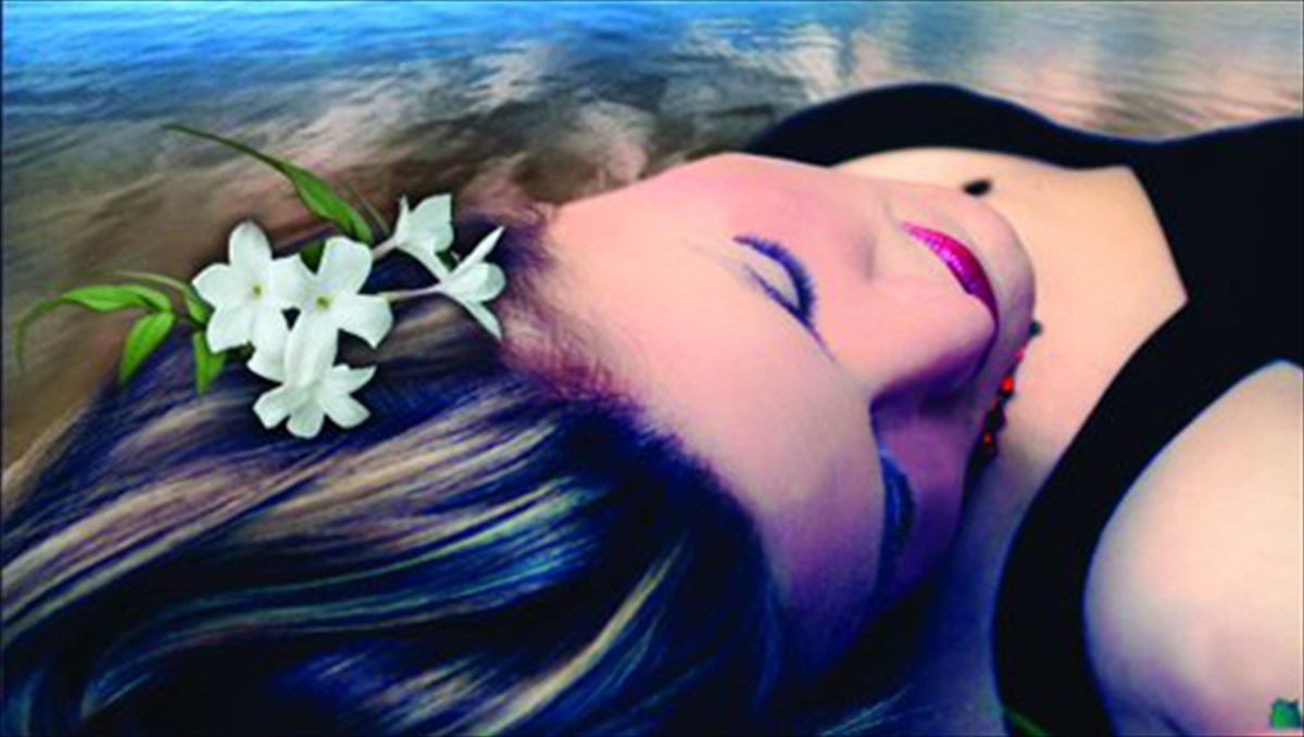 i-nuxta-ton-giasemion-erotas-xoris-anamniseis