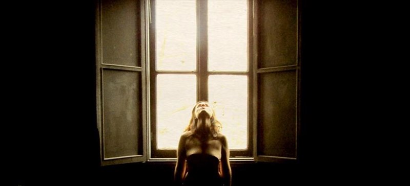 i-monika-biti-den-thumatai-pia-kai-duo-gunaikes-afigountai-epi-skinis