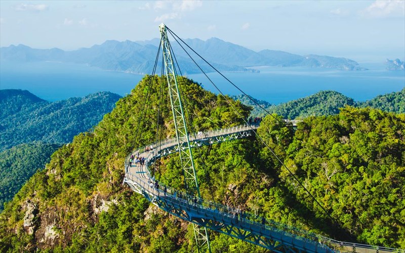 pername-apo-tis-pio-idiaiteres-gefures-tou-kosmou