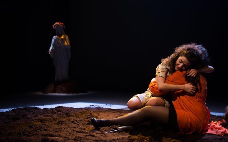 ta-matia-ena-melodrama-geliou-sto-theatro-tou-neou-kosmou