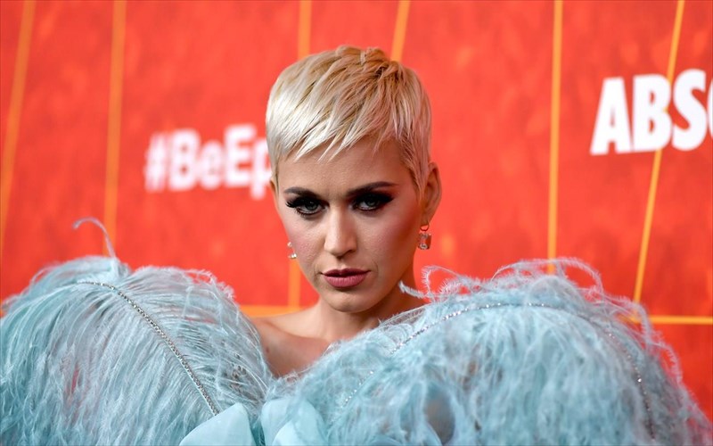 aposurthikan-papoutsia-tis-katy-perry-logo-ratsistikon-stereotupon