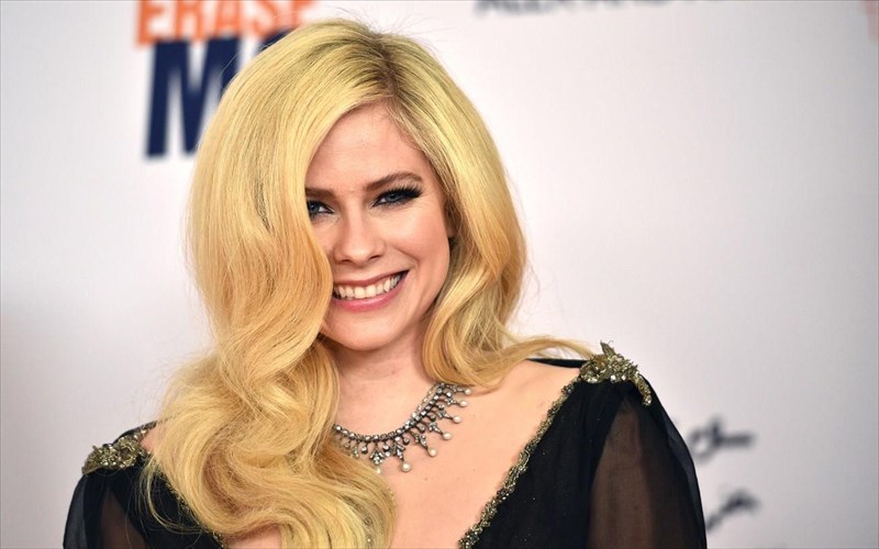 i-avril-lavigne-den-einai-alli-mia-xazi-ksanthia