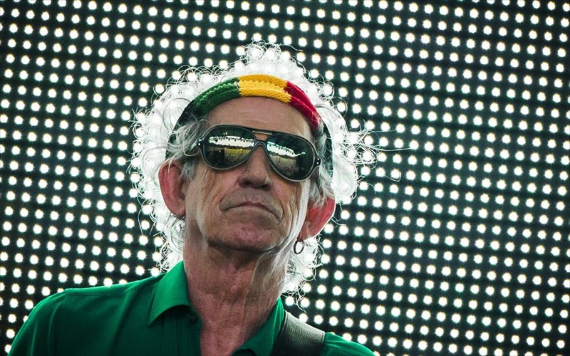 keith-richards-pio-eukola-kobetai-i-iroini-apo-to-tsigaro-iroini-apo-to-tsigaro