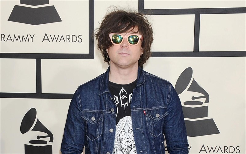 antimetopos-me-katigories-xeiragogisis-kai-seksoualikis-parenoxlisis-o-ryan-adams-ryan-adams