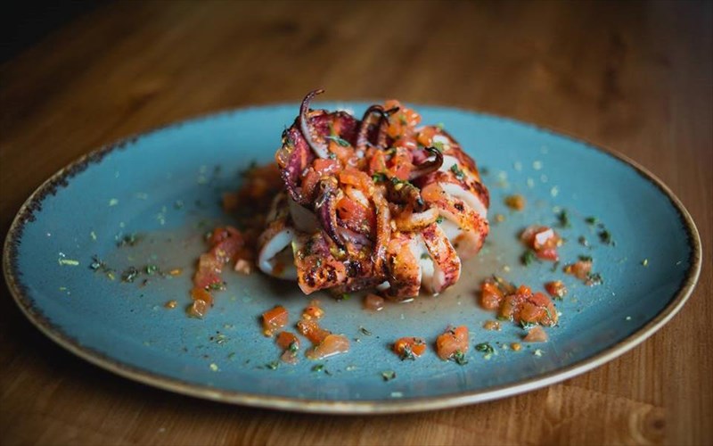 to-mastello-fernei-tin-andro-stin-arguroupoli