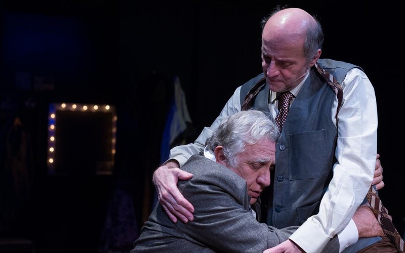 o-ampigier-epistrefei-sti-b-skini-tou-theatrou-odou-kefallinias