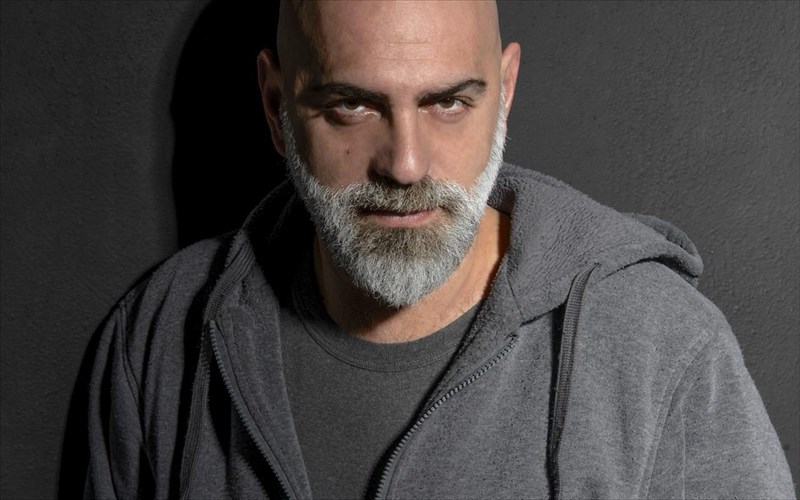 o-dimitris-karatzias-zei-se-mia-isuxi-geitonia-me-tin-aura-tis-palias-athinas